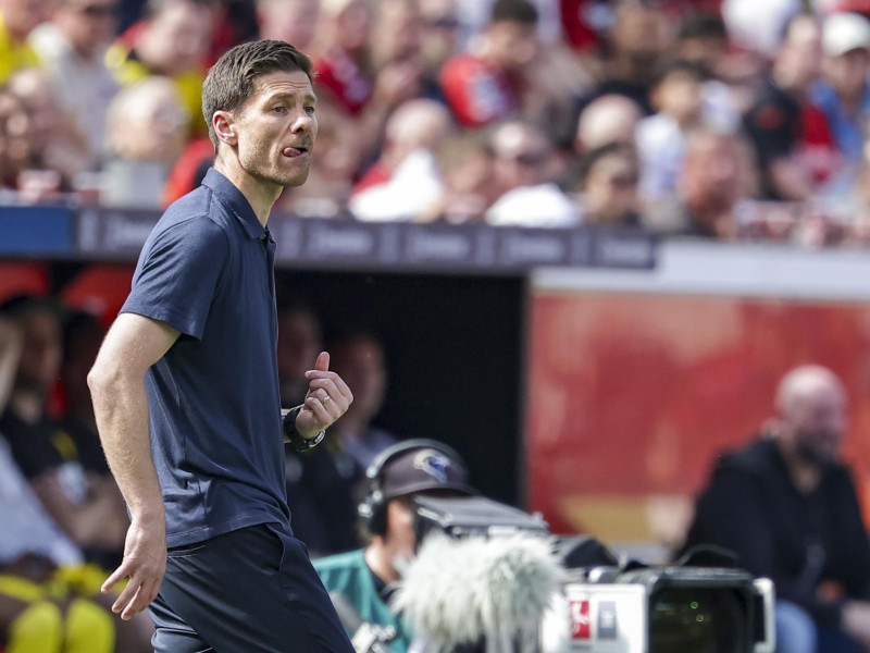 El entrenador Xabi Alonso del Leverkusen reacciona durante el partido de fútbol de la Bundesliga alemana entre el Bayer 04 Leverkusen y el Borussia Dortmund en Leverkusen.