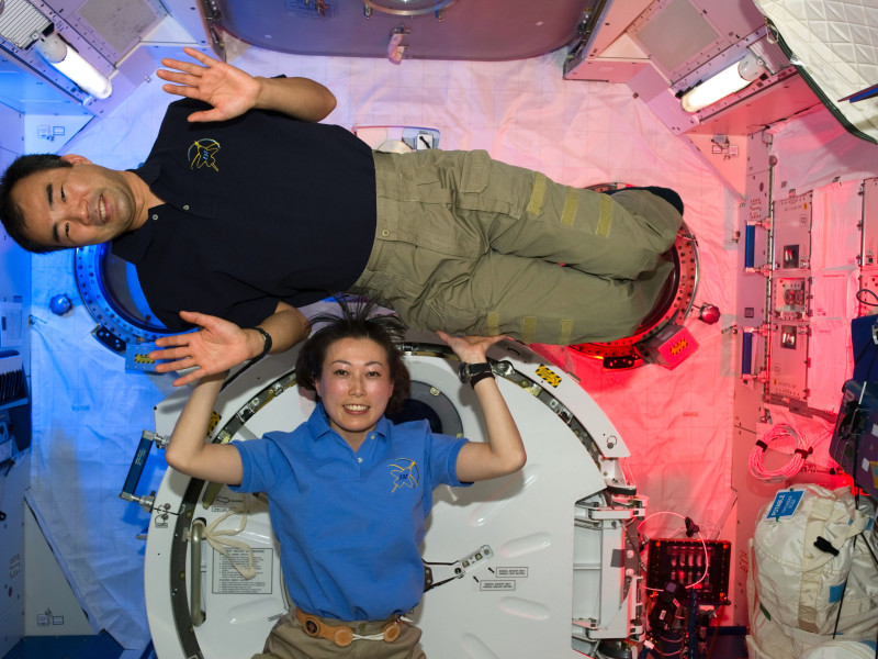 Los astronautas Soichi Noguchi y Naoko Yamazaki en el laboratorio de la Estación Espacial Internacional acoplados al transbordador Discovery