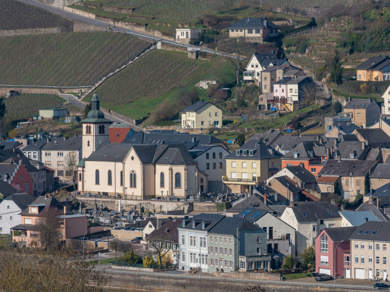 Wormeldange visto desde el lado alemán del río Mosel, Luxemburgo