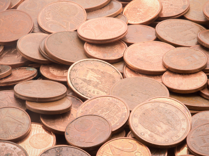 Pila de monedas europeas de uno, dos y cinco céntimos de euro