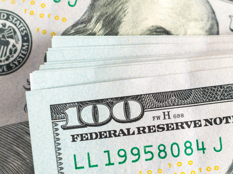 Primer plano de un billete de 100 dólares