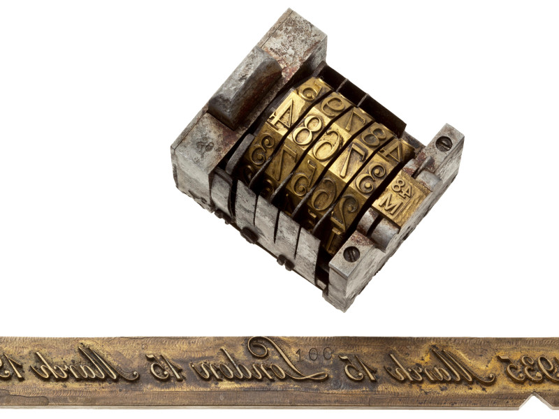 Operación Bernhard: una placa de impresión de los billetes de libra esterlina falsificados. Placa de impresión de latón para imprimir la fecha "15 de marzo de 1935, Londres, 15 de marzo de 1935" con el número de clasificación "100". Dimensiones aproximadas: 172 x 17 mm. Sello de paginación para los números de cinco dígitos de la serie "48 M". La "Operación Bernhard" recibió su nombre en honor a su comandante, el SS-Sturmbannführer Bernhard Kruger, y fue un intento a gran escala del Servicio de Seguridad (Sicherheitsdienst, SD) y la Oficina Principal de Seguridad del Reich (Reichssicherungshauptamt, RHSA) de debilitar la economía británica mediante la impresión de dinero falso.