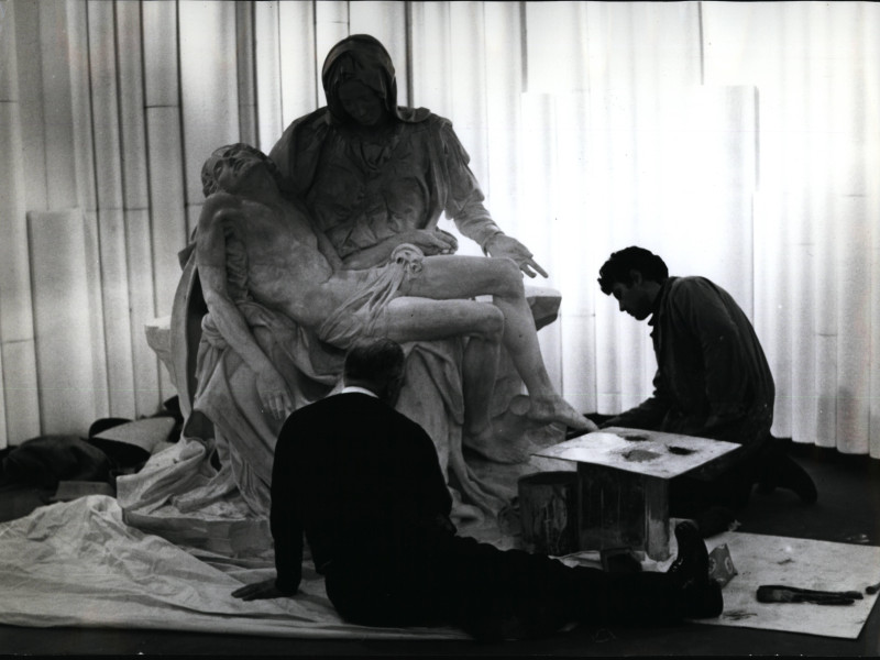 Con motivo del cuarto centenario del escultor italiano Miguel Ángel Buonarroti, se ha organizado una exposición especial de obras maestras del gran escultor. La famosa "Piedad" era solo una copia de la escultura original, que el 3 de abril partirá de Roma con destino a Estados Unidos, al igual que el espléndido "David", cuya cabeza fue agrandada para esta exposición especial.