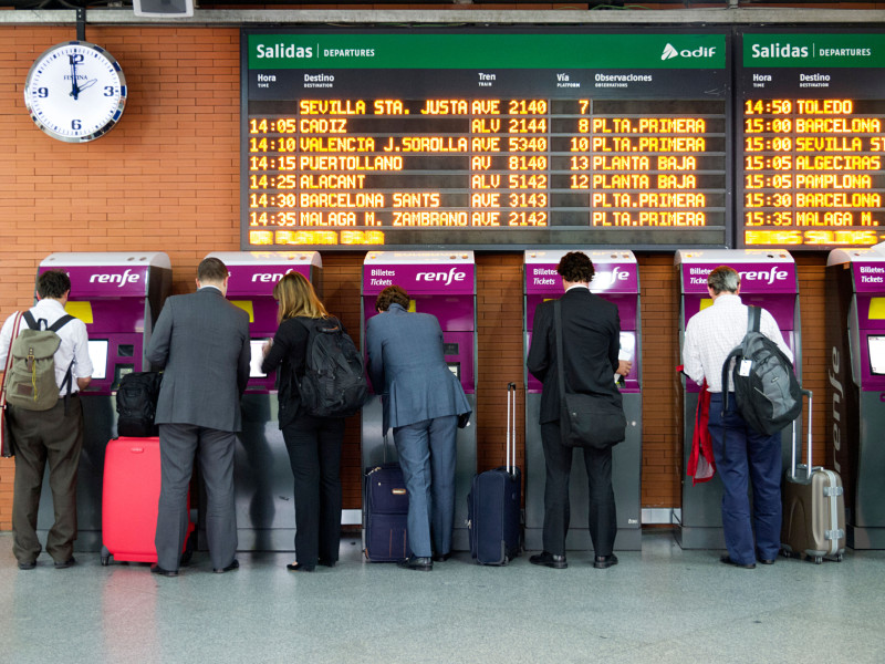 Personas comprando billetes en la estación de tren de Atocha en Madrid