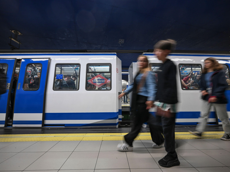 El Metro de Madrid en la estación de Sol. Se ve gente subiendo y bajando de los trenes, repletos.