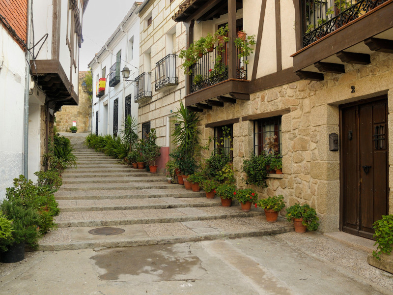 Calle con escaleras y maceteros en Candeleda, Ávila