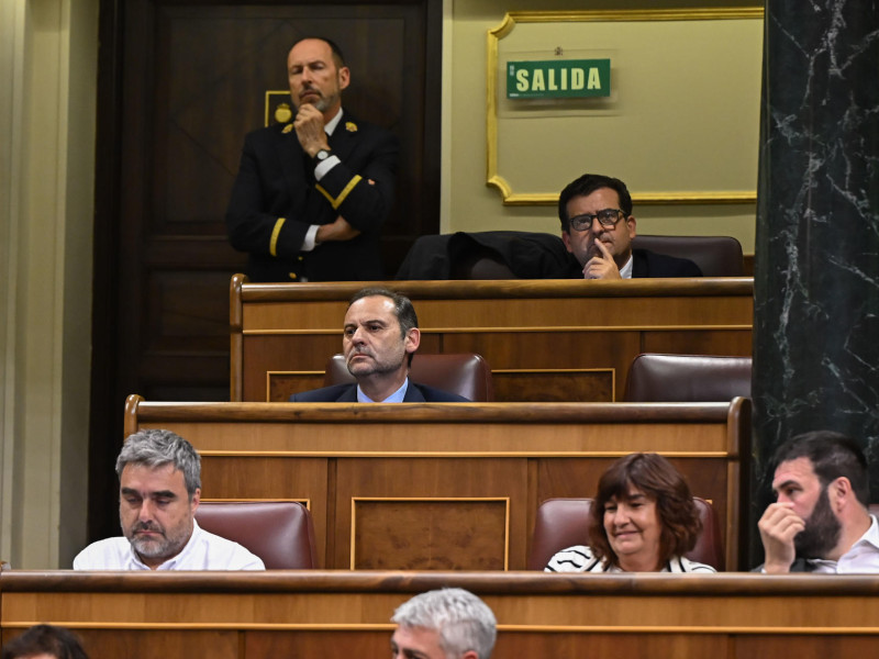 El diputado del Grupo Mixto José Luis Ábalos (2i) asiste a la sesión plenaria del Congreso de los Diputados celebrada este martes en Madrid