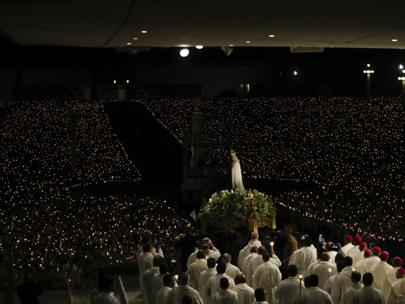 La virgen entre el mar de velas