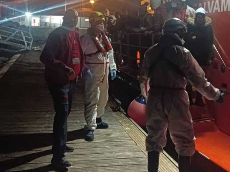 Imagen de archivo de un rescate de migrantes a bordo de una patera.