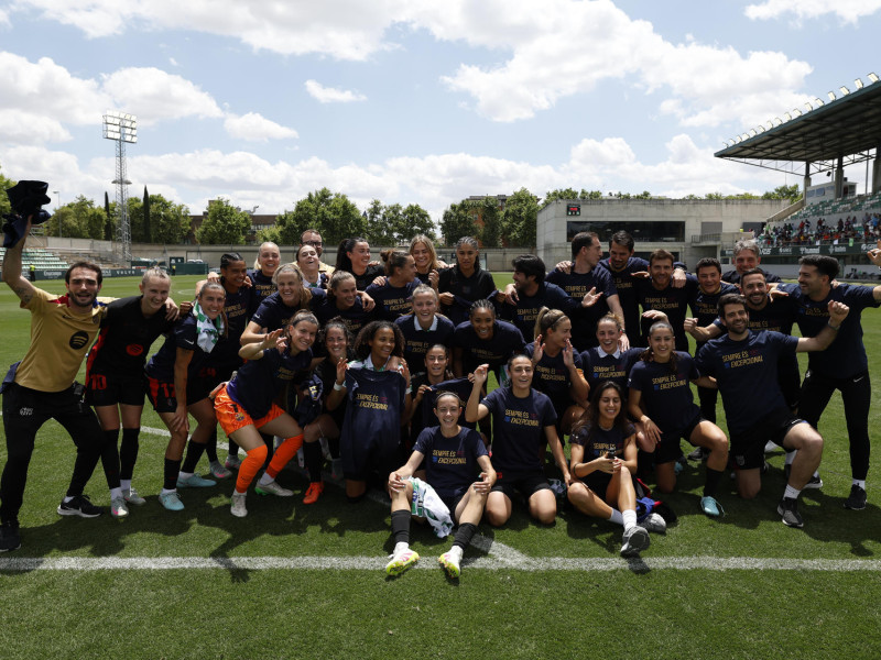 SEVILLA, 11/05/2025.- Las jugadoras del FC Barcelona celebran el título de Liga tras vencer al Real Betis en el partido de Liga F disputado este domingo en la Ciudad Deportiva Luis del Sol en Sevilla. EFE/Julio Muñoz