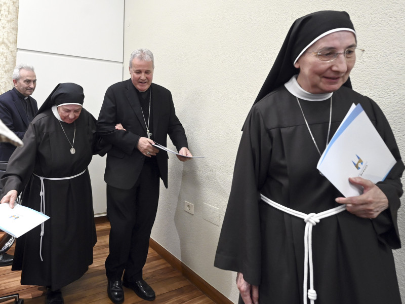 El arzobispo de Burgos, Mario Iceta, la presidenta y la secretaria de la Federación de las Hermanas Clarisas de Nuestra Señora de Arantzazu, María Javier Soto y Carmen Ruiz, el vicario judicial de la Archidiócesis de Burgos, Donato Miguel Gómez, y el director del Departamento de Asuntos Jurídicos del Arzobispado de Burgos, Rodrigo Saiz, ofrecen más detalles sobre la situación del Monasterio de Santa Clara de Belorado