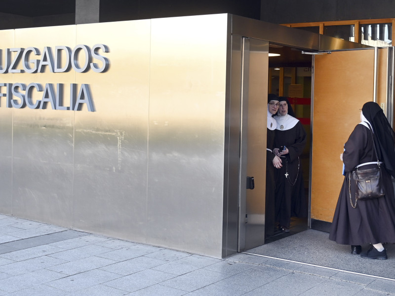 Varias de las clarisas de Belorado junto con su portavoz, José Ceacero, en los juzgados de Burgos