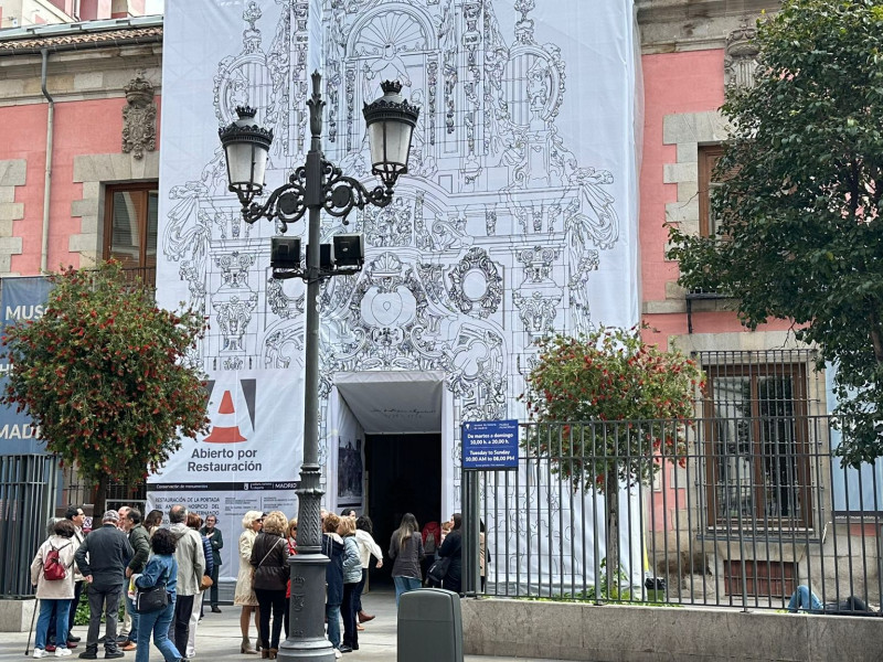 La fachada del Museo de Historia de Madrid cubierta con la lona por las obras