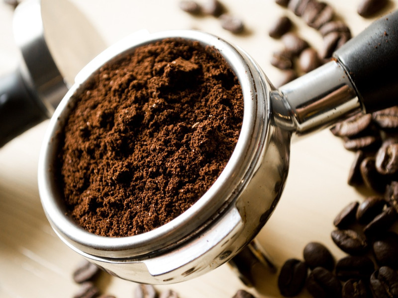 Los posos de café: el oro negro del jardín que revitaliza las plantas