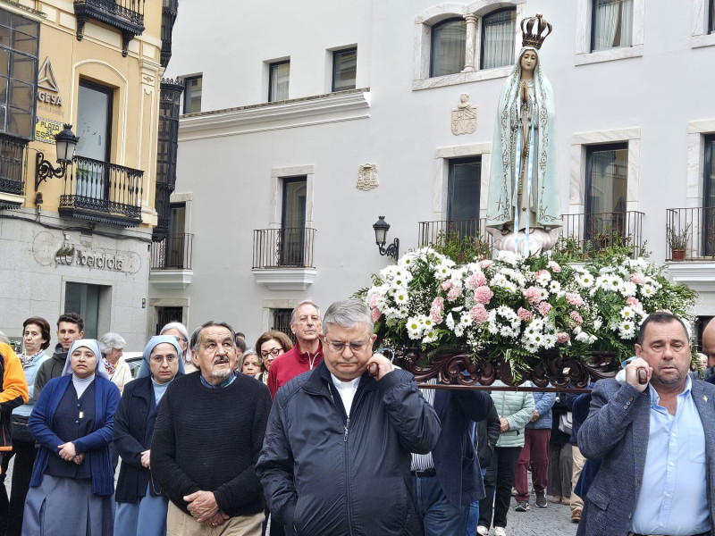 Fray José porta a la Virgen