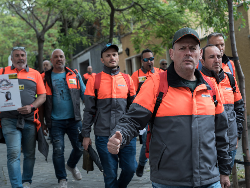 (Foto de ARCHIVO)Varios trabajadores de Bridgestone durante una concentración frente a la Embajada de Japón, a 5 de mayo de 2025, en Madrid (España). Alrededor de 300 trabajadores de las plantas de Bridgestone en Basauri (Vizcaya), Puente San Miguel (Cantabria) y Burgos se concentran frente a la embajada de Japón --país de origen de la multinacional-- en contra del ERE planteado por la empresa, que afecta a 546 trabajadores en total, 335 de las instalaciones vizcaínas y 211 de la cántabra. Además, está previsto que miembros de los comités de empresa se reúnan con representantes del Ministerio de Trabajo.Diego Radamés / Europa Press05 MAYO 2025;BRIDGESTONE;TRABAJADORES;NORTE;JAPON05/5/2025
