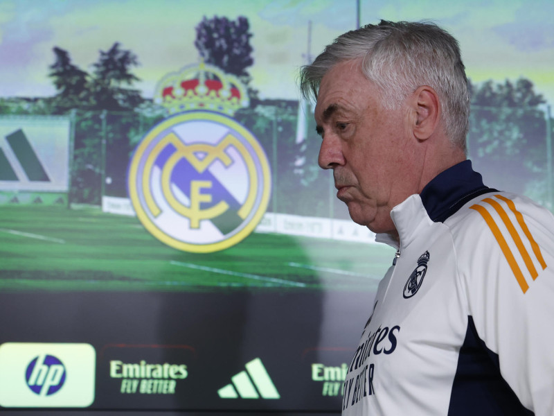 El entrenador del Real Madrid, Carlo Ancelotti durante la rueda de prensa tras el entrenamiento del equipo celebrada en Valdebebas, Madrid este martes antes de su enfrentamiento liguero de mañana contra el Mallorca