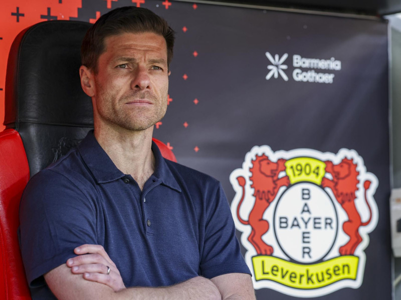 El entrenador del Leverkusen, Xabi Alonso, reacciona antes del partido de la Bundesliga alemana entre el Bayer 04 Leverkusen y el Borussia Dortmund en Leverkusen.