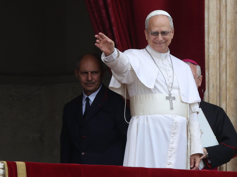 El Papa León XIV, Robert Prevost, recita por primera vez la oración mariana del Regina Coeli desde la logia central de la Basílica de San Pedro.