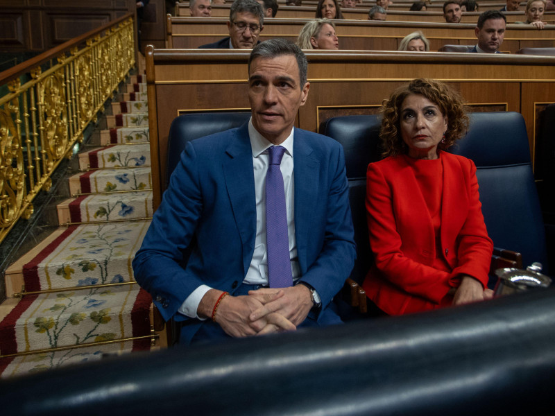 El presidente del Gobierno español, Pedro Sánchez, y María Jesús Montero, vicepresidenta primera del Gobierno español, durante su comparecencia en el Congreso de los Diputados.