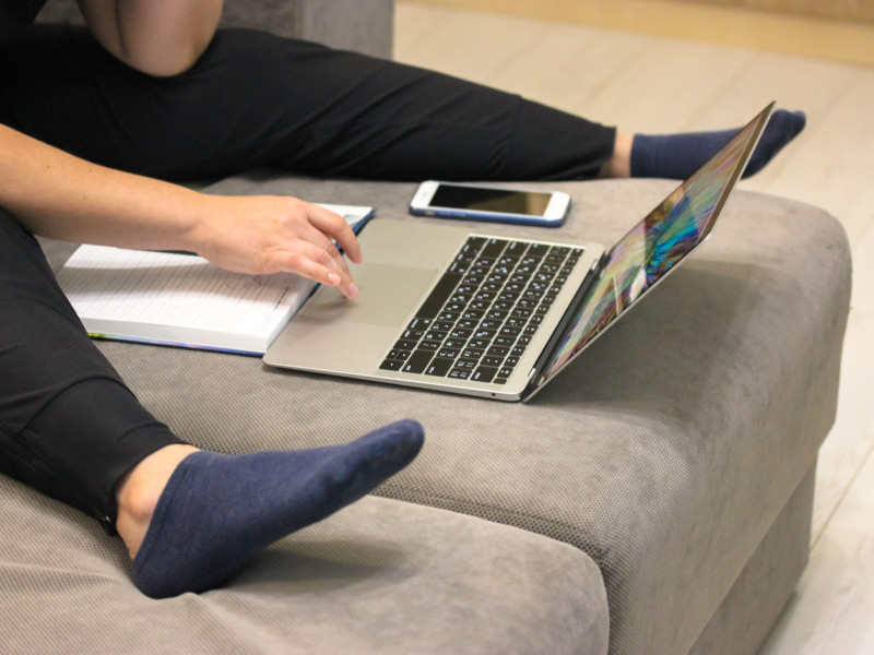 Mujer escribiendo texto con los dedos en el teclado en Google