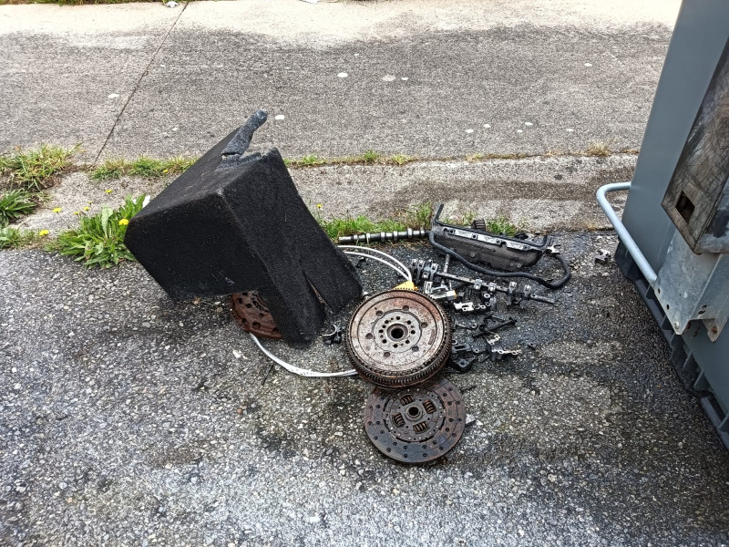 Basura arrojada en el polígono industrial de Nantes