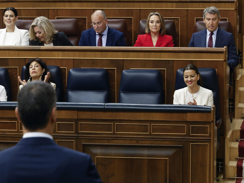 El presidente presidente del Gobierno, Pedro Sánchez se dirige al jefe de la oposición durante la sesión de control al Ejecutivo, este miércoles