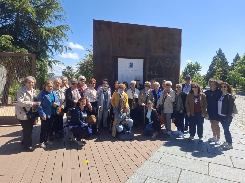 Los mayores del programa Lazos visitan la casa del anfiteatro y realizan un recorrido turístico por la ciudad