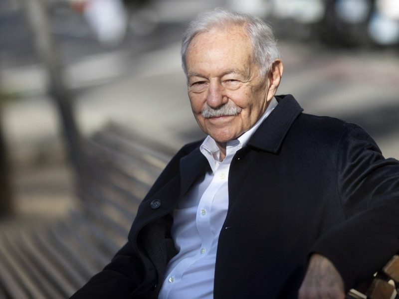 Eduardo Mendoza, en un banco de Barcelona