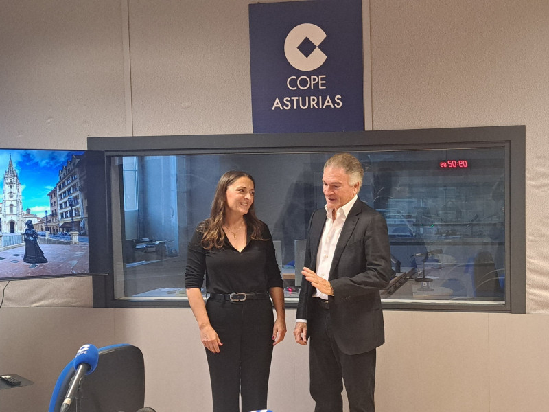 Dionisio Gutiérrez en los estudios de COPE Oviedo con Inmaculada Rivas