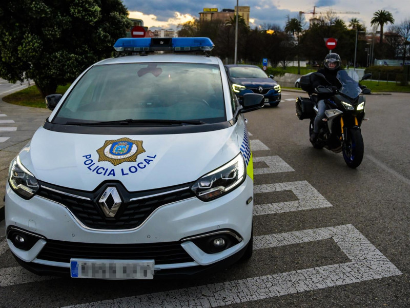 Imagen de archivo de una patrulla de la Policía Local de Santander.