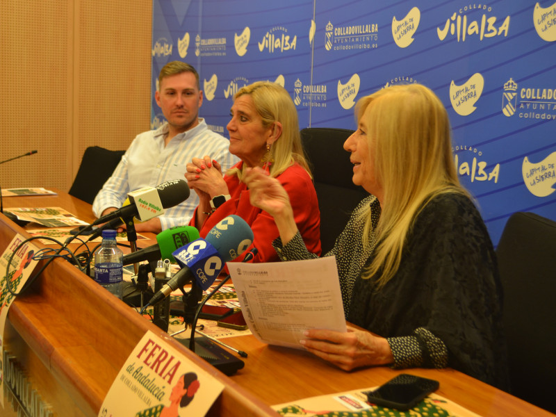 En primer plano, Valle Ortiz, presidenta de la Casa Regional de Andalucía
