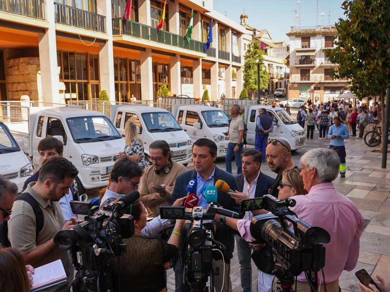 José María Bellido, alcalde de Córdoba, atendiendo a los medios de comunicación durante la presentación de los nuevos vehículos