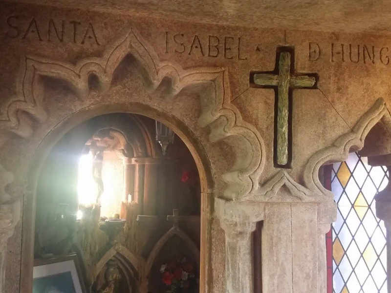 El interior de la iglesia del Castillo de Colomares