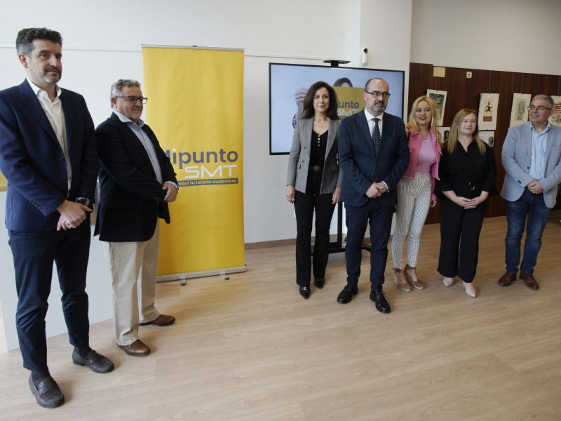El alcalde de Ponferrada, Marco Morala, junto al director de Asprona Bierzo, Valentín Barrio, y el administrador de Linecar, Francisco Tomás García, durante la presentación del proyecto ‘Próxima parada: inclusión’