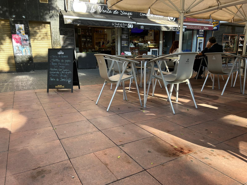 Cafetería sangre en el suelo