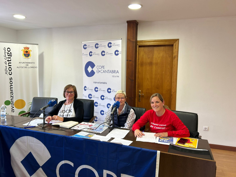 Nieves Díaz, Milu Carmona y Olga Pernía, en el salón de plenos del Ayto. de Alfoz de Lloredo