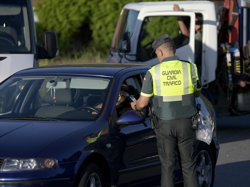 Control de alcoholemia de la Guardia Civil a un conductor