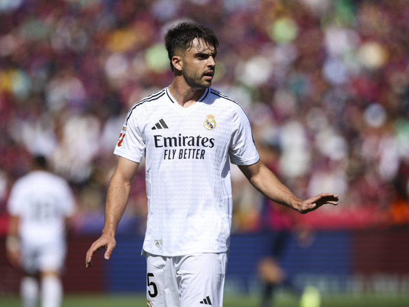 Raúl Asencio disputando un partido con el Real Madrid