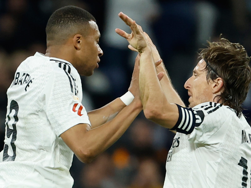 Mbappé celebra su gol frente al Mallorca con Luka Modric, por la asistencia