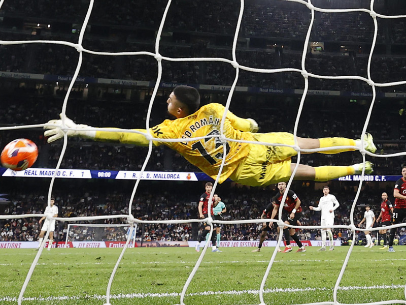 El guardameta del Mallorca Leonardo Román en acción durante el partido de la jornada 36 de LaLiga de fútbol que Real Madrid y RCD Mallorca disputan este miércoles en el estadio Santiago Bernabéu