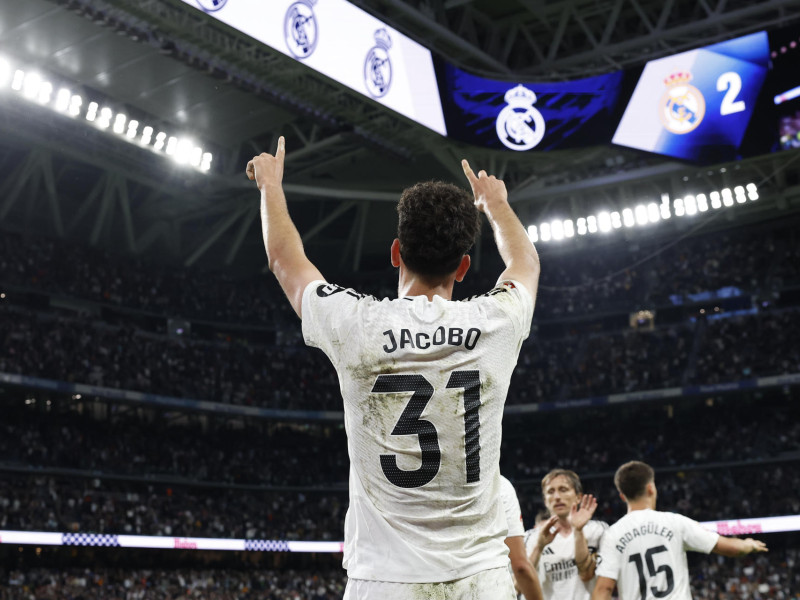 El defensa del Real Madrid Jacobo Ramón Naveros celebra su gol durante el partido de la jornada 36 de LaLiga de fútbol que Real Madrid y RCD Mallorca disputan este miércoles en el estadio Santiago Bernabéu