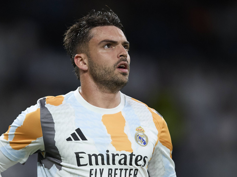 Raúl Asencio en el calentamiento del Real Madrid previo a un partido