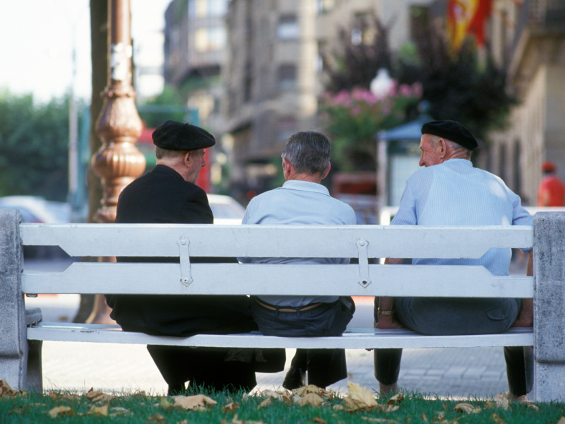 Tres vecinos en la Plaza del Castillo de Pamplona