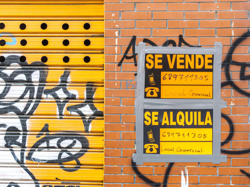 Cartel de "Se vende" en la casa-edificio del casco antiguo de Madrid.