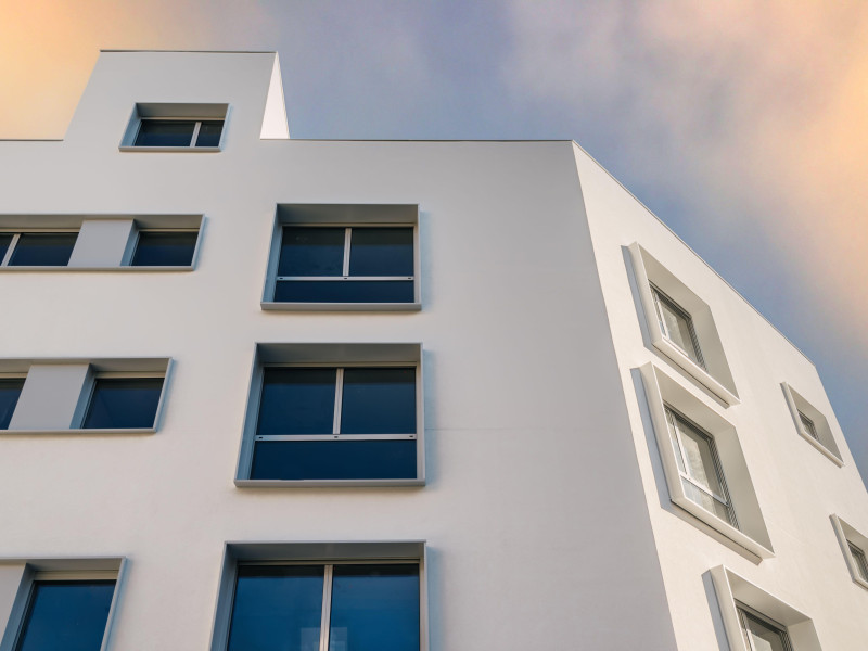 Vista en ángulo bajo de un moderno edificio de apartamentos residenciales en Madrid