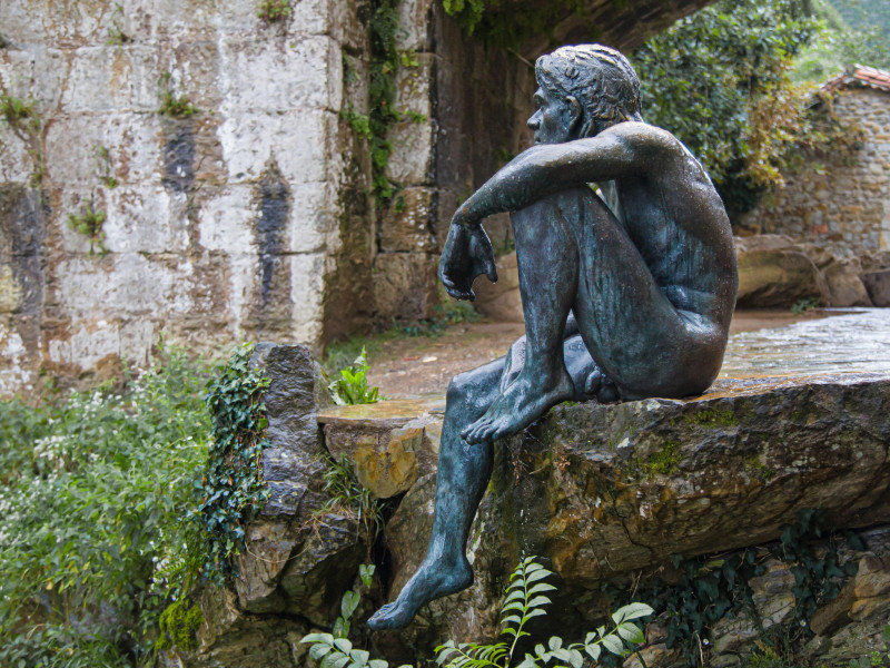 Escultura en homenaje al Hombre Pez en Liérganes, Cantabria