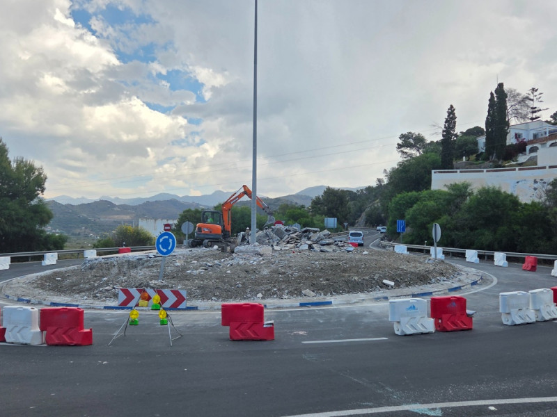 El "Gran eje verde" de Almuñécar avanza en la remodelación de las rotondas de acceso a la localidad