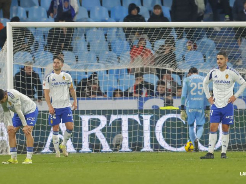 El Real Zaragoza encaja un gol ante el Real Oviedo.
