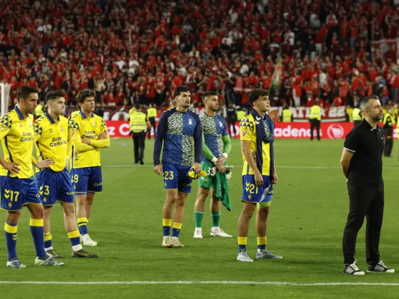 El equipo pidiendo disculpas a la afición tras la derrota ante el Sevilla